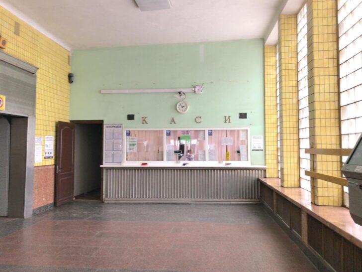 やっとのことでたどり着いた地上。さすが核シェルターを兼ねてつくられた駅だけある