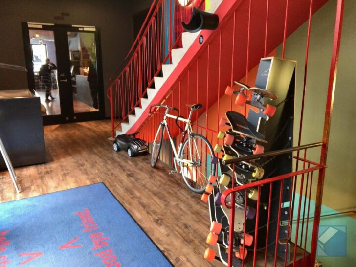 自転車やミニカー、デニム生地のソファなど遊び心満載のディスプレイ