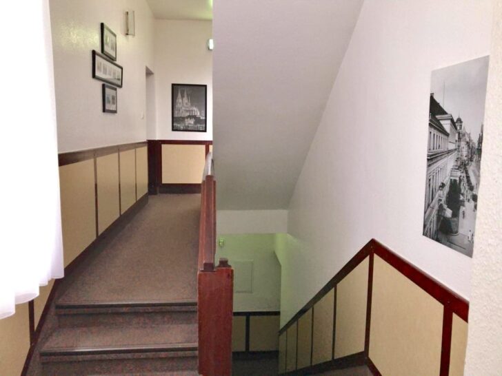 シンプルな内装ながら、モノクロの写真が貼ってあったりして雰囲気がいい