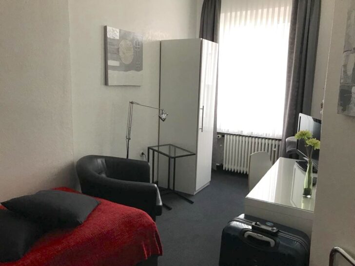 私が泊まったのは、モノトーン＋差し色の赤がアクセントになった部屋