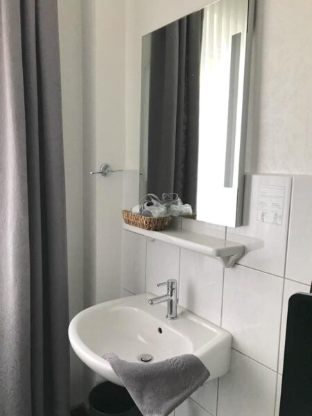 部屋には鏡と洗面台もある