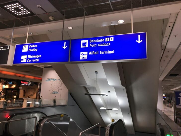 到着ロビーの「Bahnhöfe（英語Train Stations）」表示に従いエスカレーターで地下1階へ