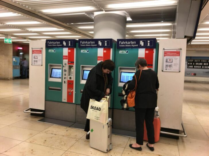 緑と赤の券売機が目印