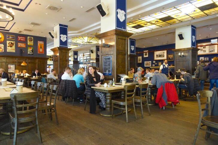 ステンドグラスや鉄製タンク、絵画などが飾られており、店内を見回すだけでも楽しい空間