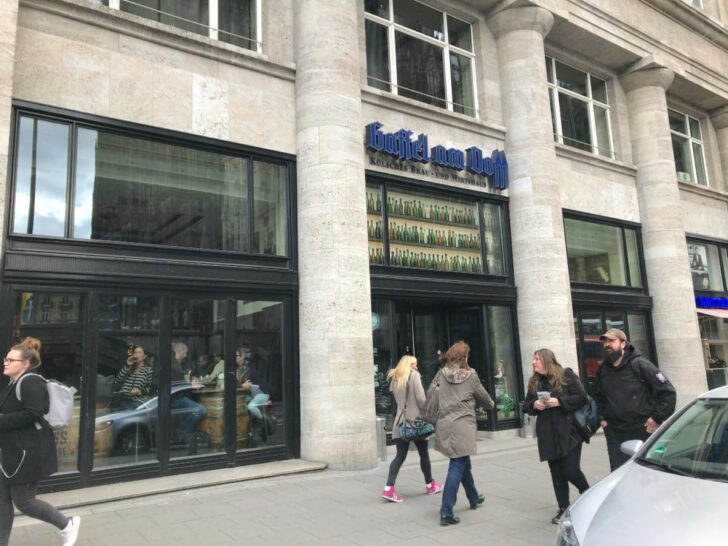 店内がよく見える、ガラス張りの入口も特徴的
