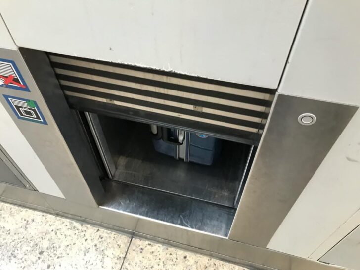 数十秒程度で、荷物が上がってきてシャッターが開く