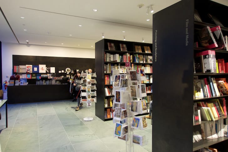 MoMA内の書店