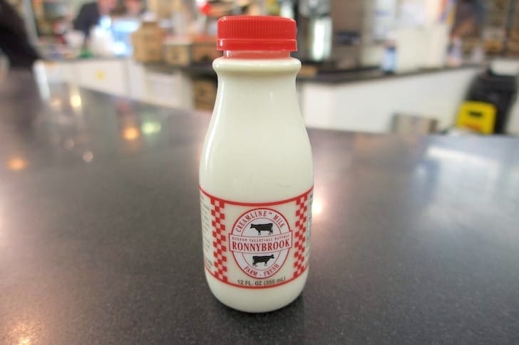 牧場直送の新鮮な牛乳をいただく