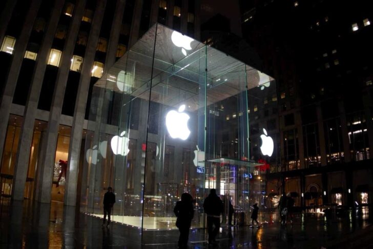 遠くからでもわかる5番街アップルストア