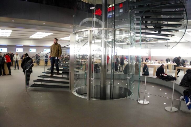 地下に広がる5番街アップルストア