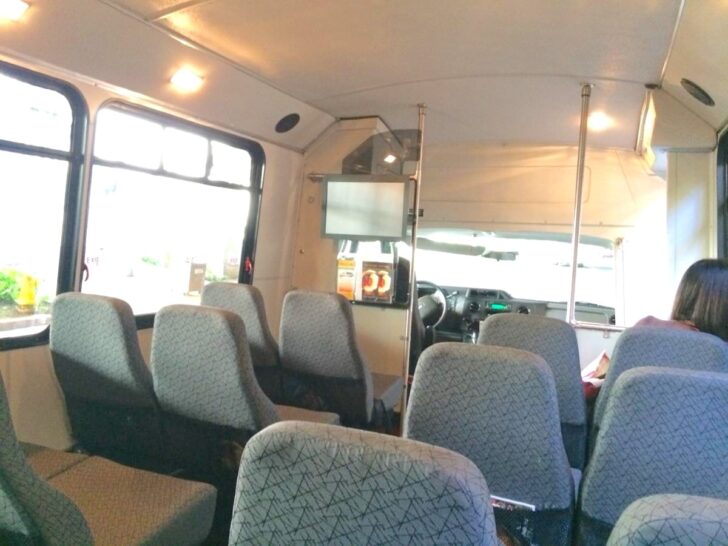 ハワイのシャトルバス車内