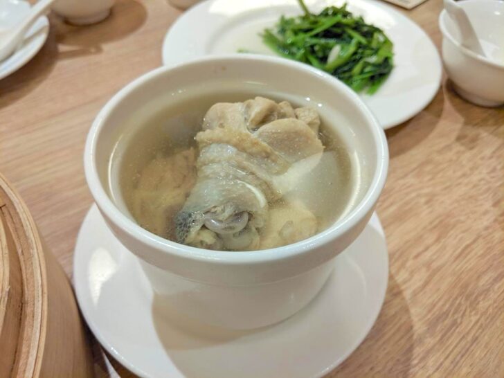 鶏肉蒸しスープで締め