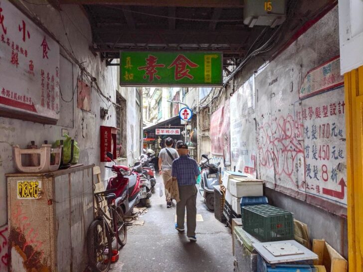 入るのをためらうような裏路地を通り抜ける