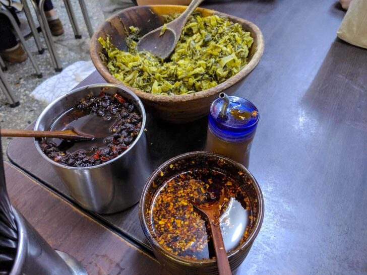 卓上の高菜、豆鼓ラー油、赤いラー油