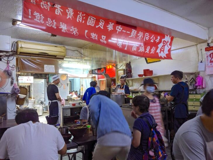 屋台のようににぎわう店内