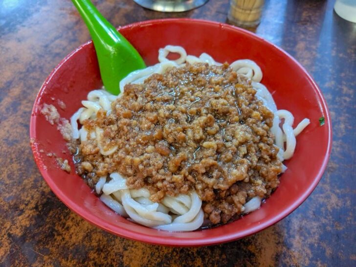 老牌牛肉拉麺大王の名物・炸醤麺(ジャージャー麺)