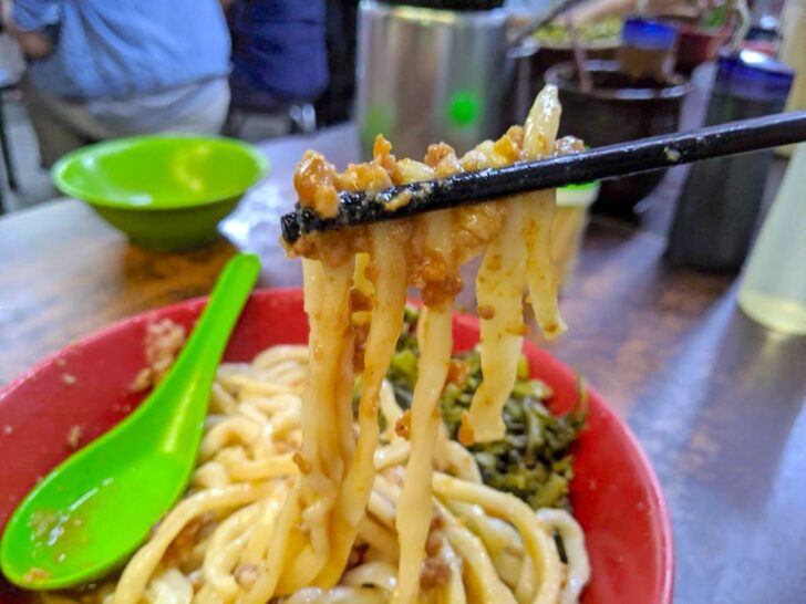 もちっとした麺にニンニクのきいたタレがからむ