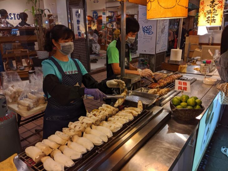 店先でカットして焼き上げる様子が食欲をそそる