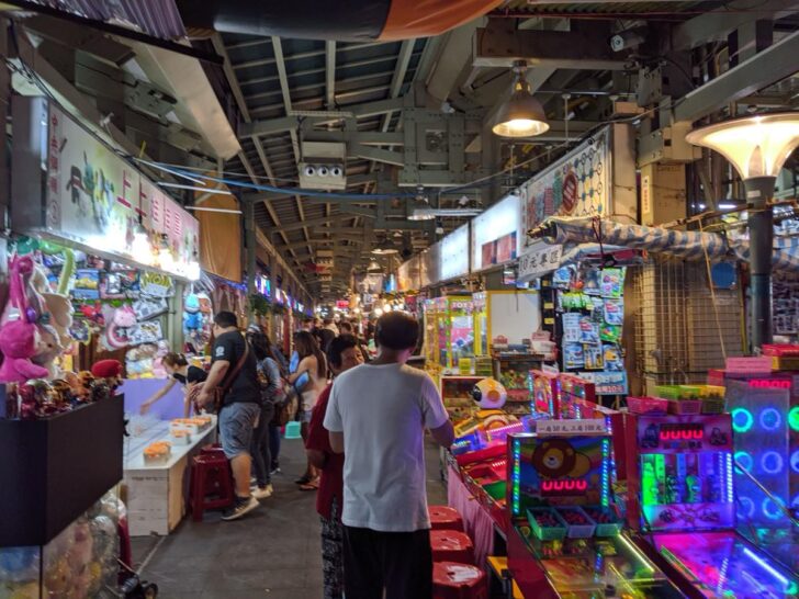 ゲームや雑貨店が並ぶ通り