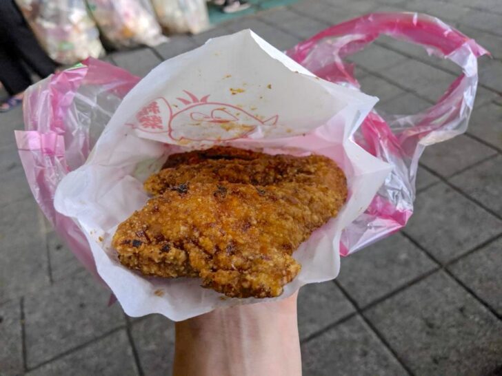 人の顔ほどもある巨大なジーパイ（フライドチキン）