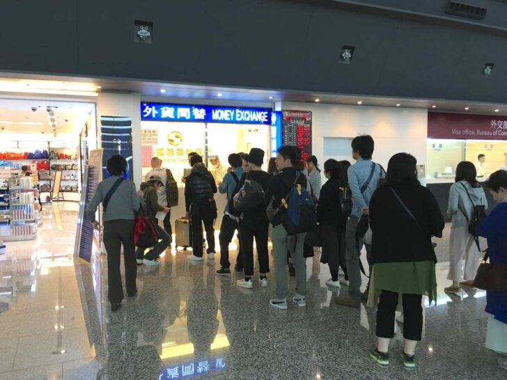 入国審査前の銀行窓口はかなりの行列