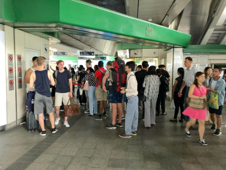 混雑するBTSアソーク駅