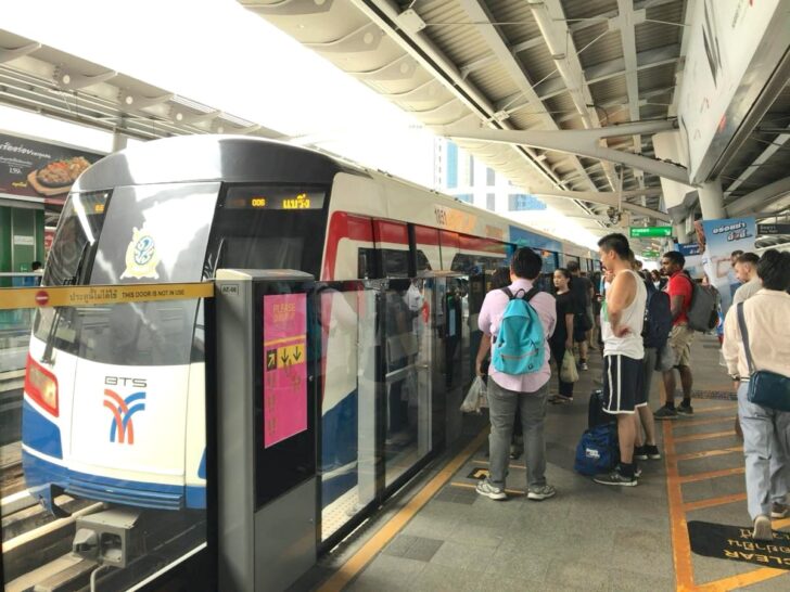 BTSの電車に乗り込む人たち