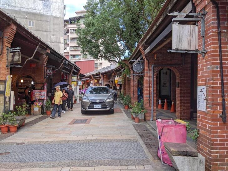 深坑老街には土産物店や雑貨屋さんも多数ある