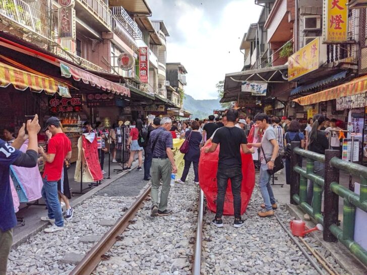 電車が来ない時間は線路の上を歩ける