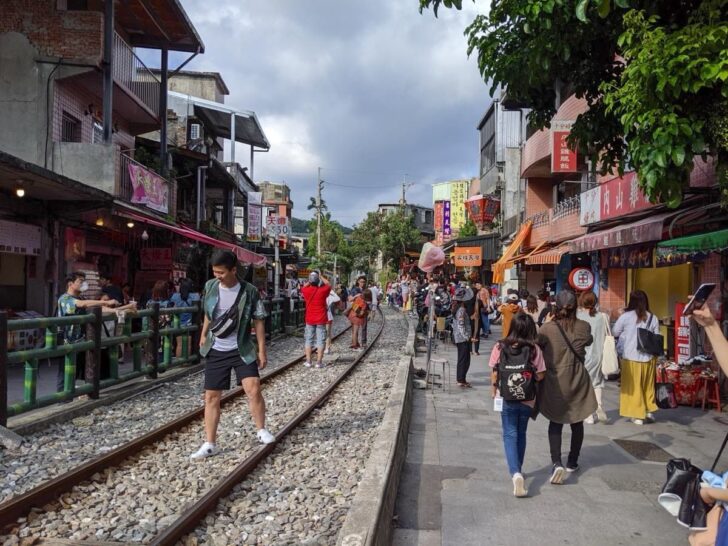線路の両脇に店がたくさんある