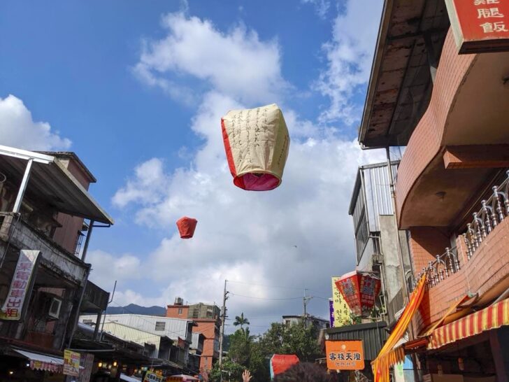 空に飛び立ったランタン