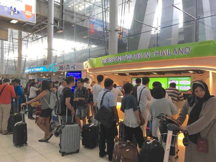 スワンナプーム空港のAISカウンター