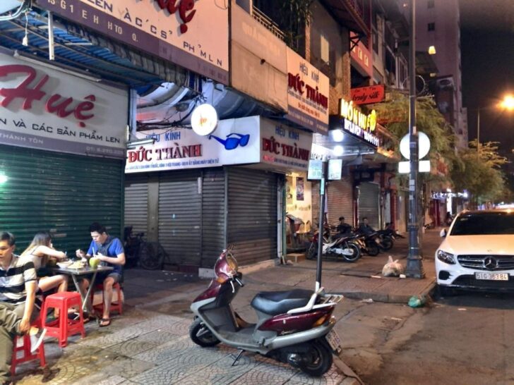 この入りにくい路地の奥へ