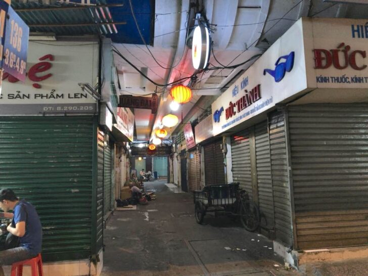 夜はほとんどシャッターが閉まる細い通り