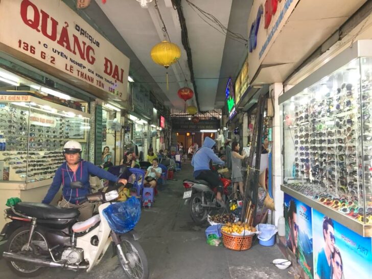 昼はフットネイル店などでにぎわう