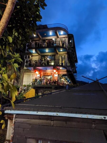 多くの人が阿妹茶樓にカメラを向けている