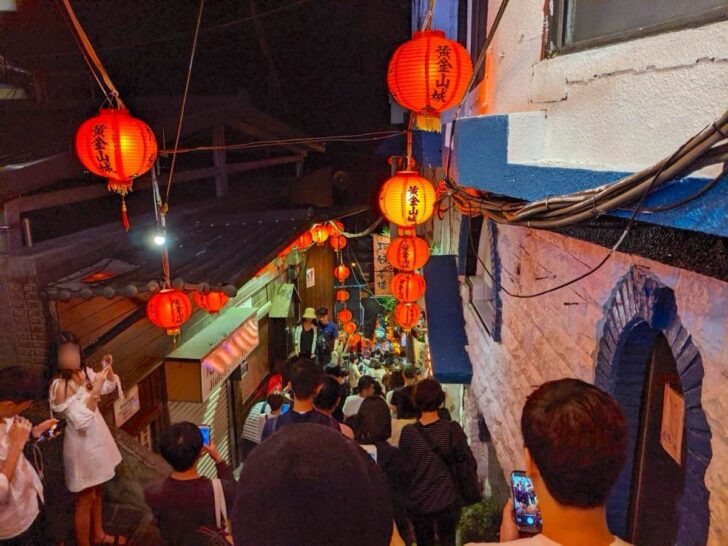 階段沿いに赤い提灯がならぶ