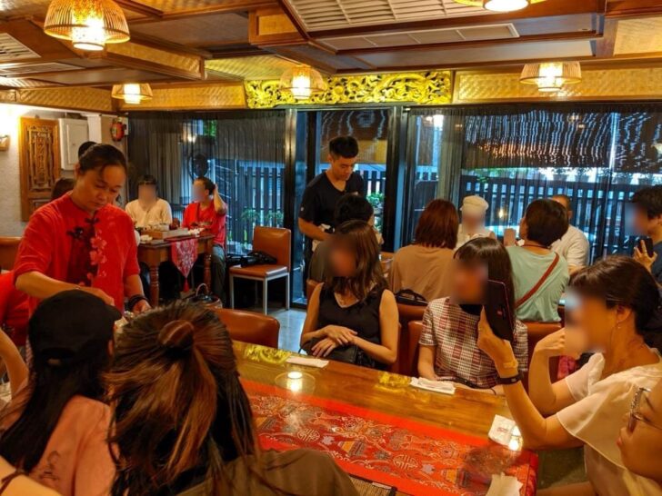 阿妹茶樓のテーブル席