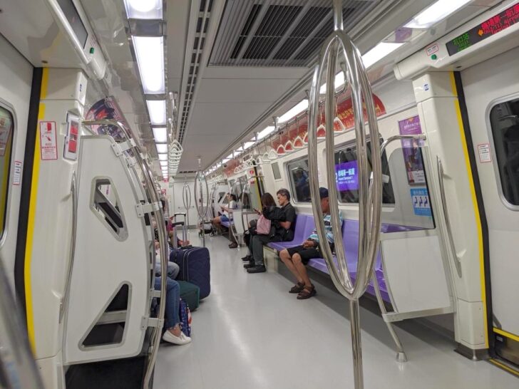 桃園空港MRTの車内