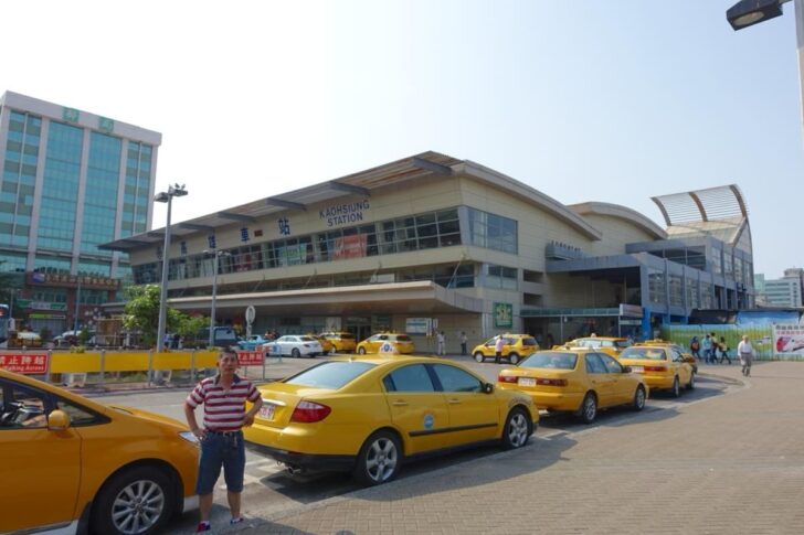 台湾のタクシー(高雄駅にて)