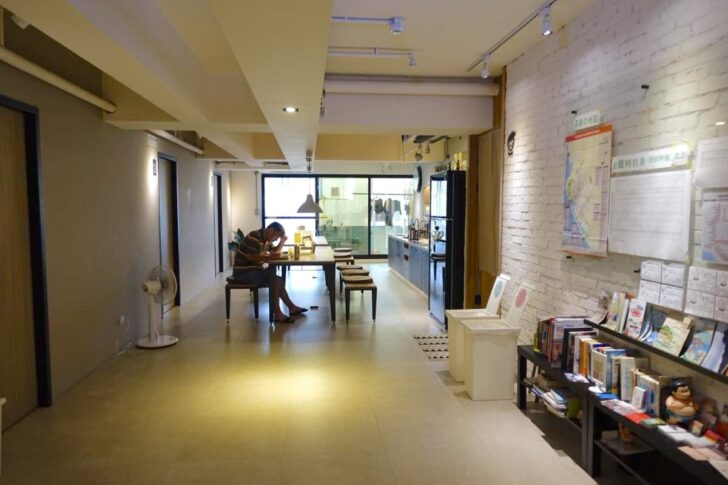 長テーブルで読書したり、旅行の計画を立てたり