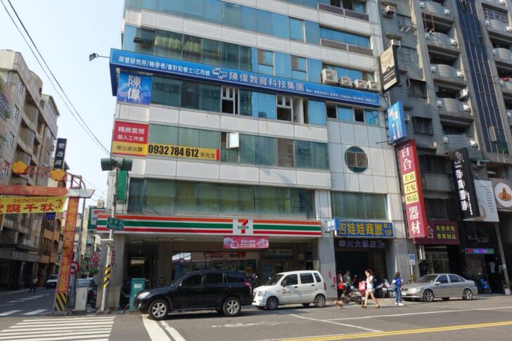 1階のセブンイレブンが目印