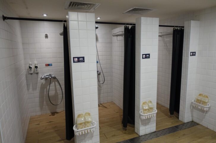 トイレの向かいにあるシャワーブース