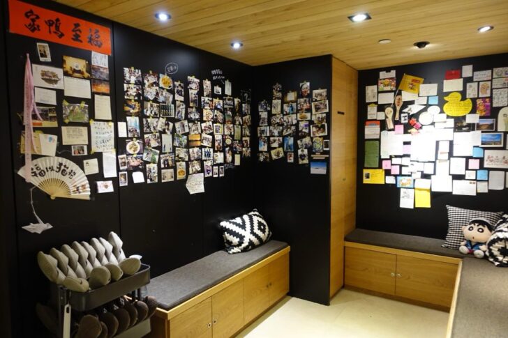 待合室のイスの中が靴箱になっている