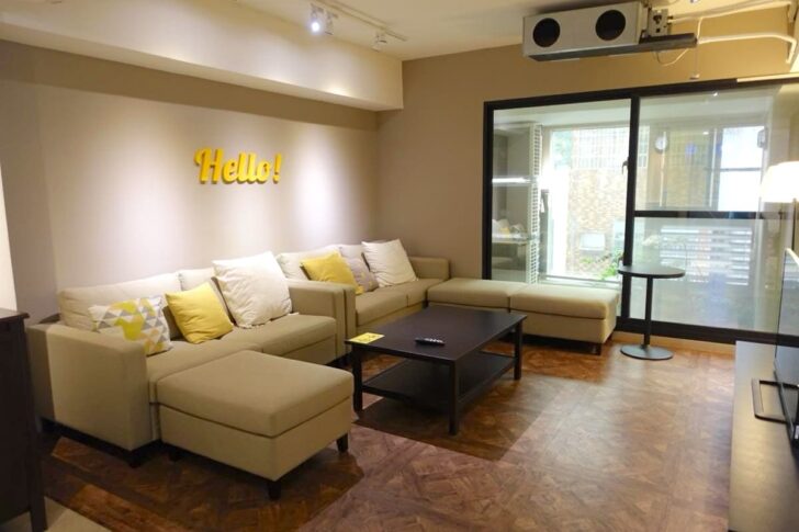 大きなソファのあるリラックスエリア