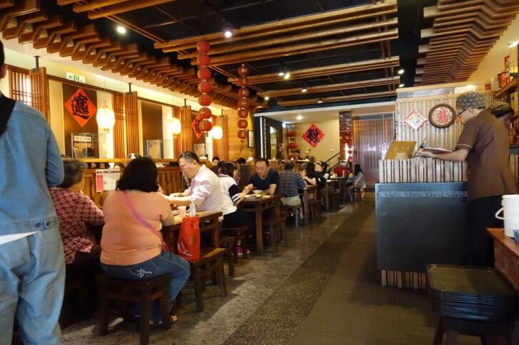 明るく整然とした店内