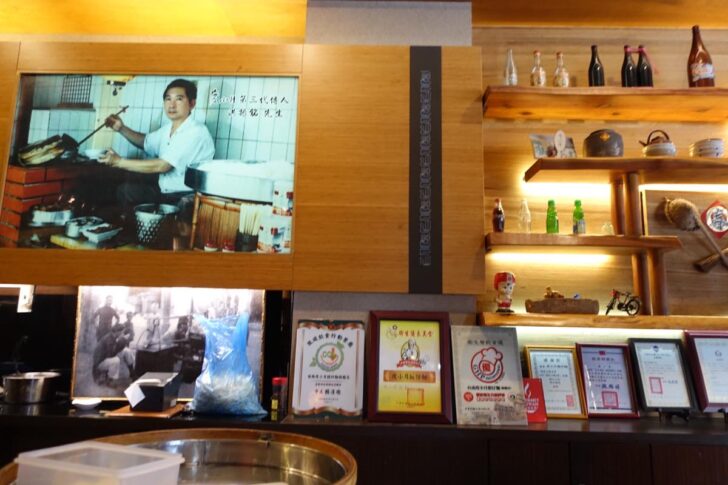 調度品と三代目主人の写真