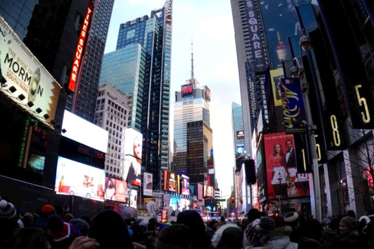 暗くなってきてもモニターやネオンで明るいタイムズスクエア