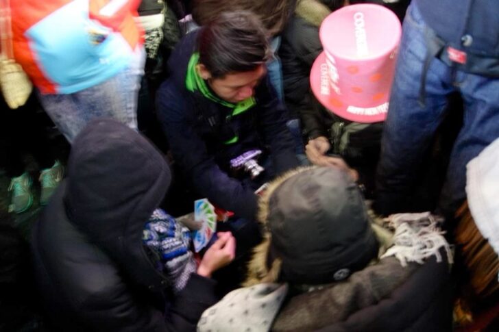 ヒマすぎてUNOをはじめるグループも