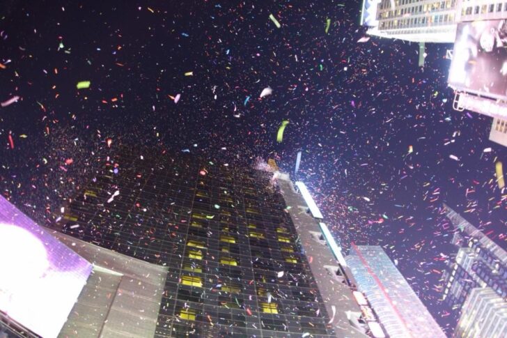 どこからともなく舞う紙吹雪